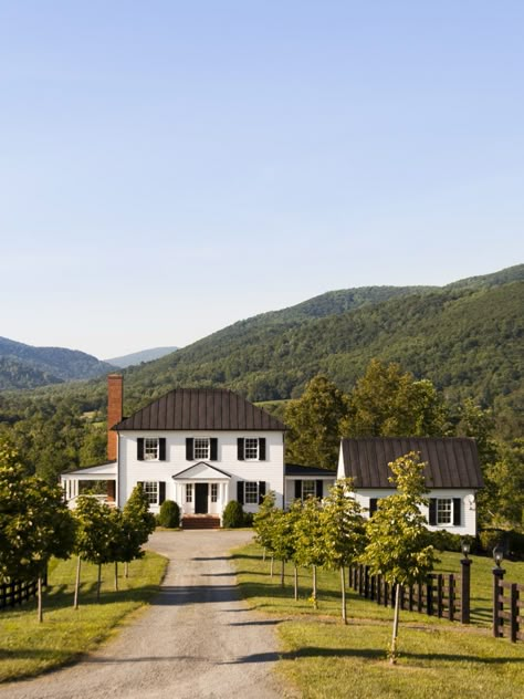 Stroll Through a Virginia Horse-Country Estate – Garden & Gun Country House Aesthetic Exterior, Hunt Country Interiors, Country Life Aesthetic House, Dream House Farm, Victorian Country House Interiors, Cozy Farmhouse Exterior, Country Farmhouse Exterior, Hunting House, Houses In The Country