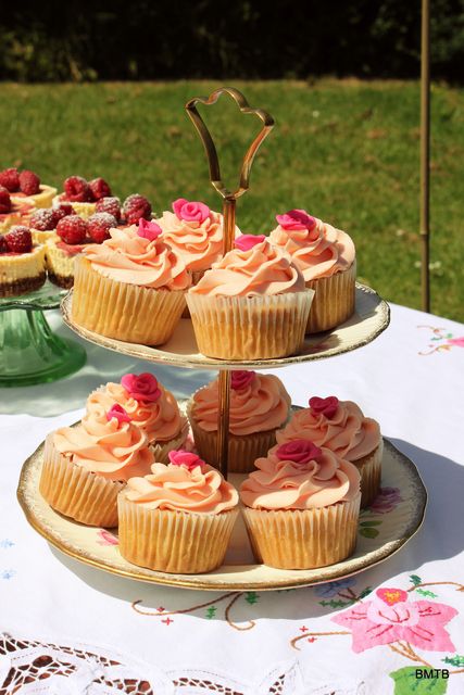 Rose cupcakes at a High Tea Picnic #hightea #cupcakes High Tea Cupcakes, Picnic Cupcakes, Tea Party Mini Cupcakes, Tea Cup Strawberries, Pink Piccadilly Pastries Tea Time, Teapot Cupcake Cake, Vintage High Tea, Tea Cup Cake, Tea Party Cake