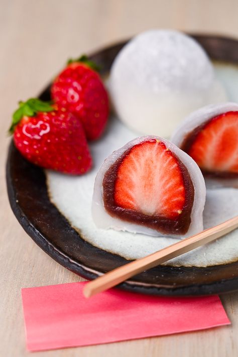 Ichigo Daifuku, Desserts Japonais, Japanese Dessert Recipes, Strawberry Mochi, Dessert From Scratch, Mochi Recipe, Japanese Sweet, Japanese Dessert, Easy Strawberry