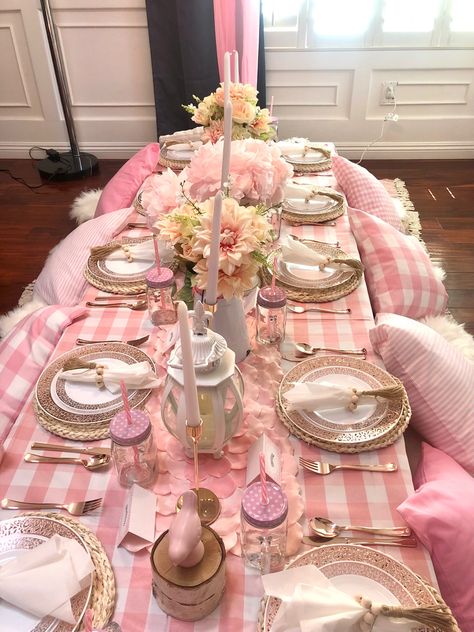 Pink Plaid Table Setting, Picnic Decoration Ideas, Pink Picnic Party, Barbie Picnic, Tea Set Display, Deb Ball, Pink Picnic, Pink Dinner, Indoor Picnic