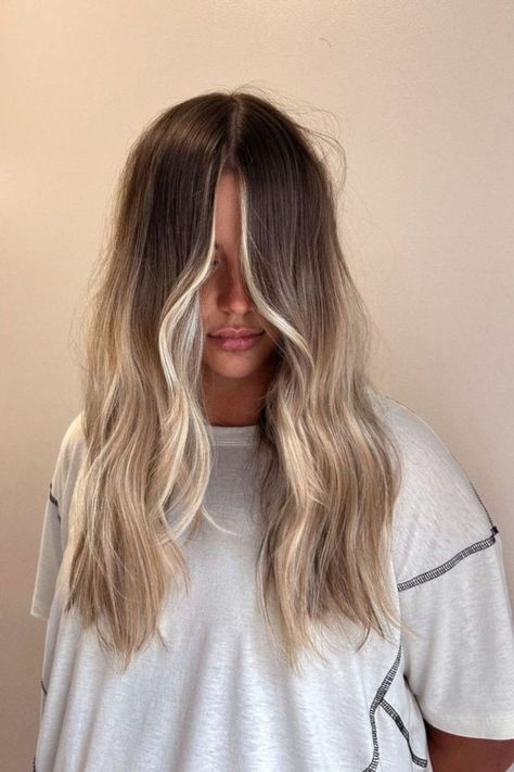 High-Contrast Sandy Blonde Balayage Fall Blonde Balayage, Sandy Blonde Hair, Roots Blonde Hair, Blonde Hair With Roots, Dark Roots Blonde, Balayage Blond, Ombre Hair Blonde, Bronde Hair, Brunette Hair With Highlights