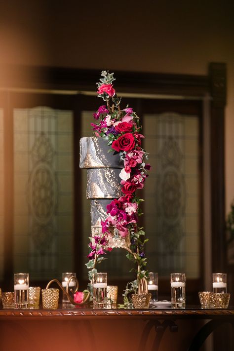 Hanging Wedding Cakes Elegant, Upside Down Wedding Cake, Upside Down Cake Wedding, Wedding Cake Hanging, Upside Down Wedding Cake Hanging, Suspended Wedding Cake Stand, Chandelier Cake Upside Down, Wine Wedding Cake, Hanging Cake