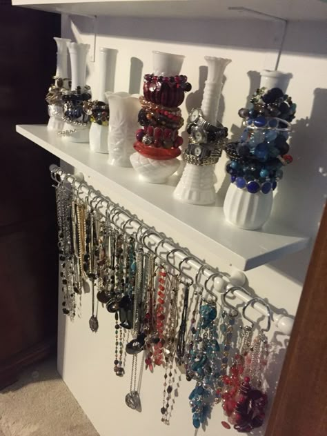 Cute Ways To Store Jewelry, Diy Necklace Organizer Wall, Jewerly Storage Ideas Small Spaces, Ways To Store Necklaces, Accesory Storage Diy, Diy Bracelet Organizer, Diy Jewelry Organization, Jewelry Making Storage Ideas, Choker Storage