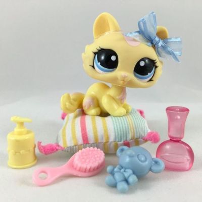 Yellow Kitten, Lps Sets, Yellow Kittens, Littlest Pet Shop Toys, Lps Accessories, Lps Popular, Custom Lps, Lps Toys, Bed Accessories