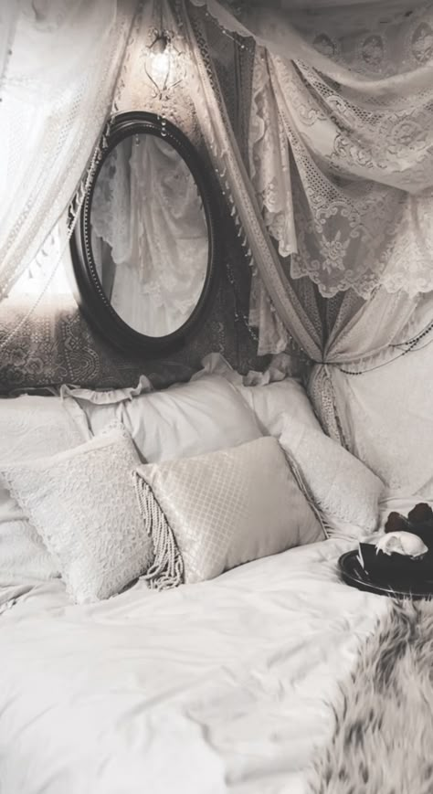 White Goth Bedroom, White Goth Room, White Victorian Bedroom, Goth Room Aesthetic, Goth Bed, Bride Aesthetic, Victorian Room, Gothic Decor Bedroom, Goth Room