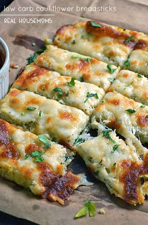 Low Carb Cauliflower Breadsticks with fresh herbs, garlic, and lots of ooey gooey cheese atop a cauliflower crust looks and tastes like cheesy bread! #Cauliflowerbreadsticks #Realhousemoms #Appetizers #Healthyappetizers #Goodforyouappetizer Cauliflower Breadsticks, Resep Diet, Cauliflower Crust, Makanan Diet, Gooey Cheese, God Mat, Ooey Gooey, Breadsticks, Low Carb Snacks