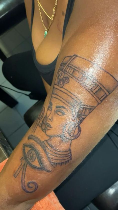 Leg Tattoos Women Sleeve, Women Arm Tattoos, Egyptian Tattoo For Women, Egyptian Queen Tattoos, Tattoos For Women Arm, Dr Tattoo, Nefertiti Tattoo, Arm Tattoos Black, Girl Shoulder Tattoos