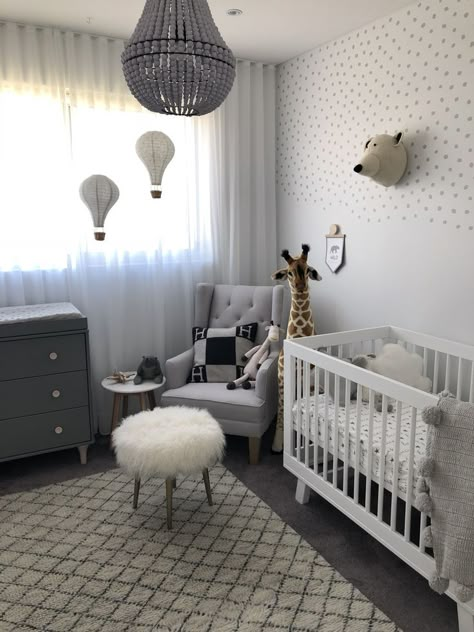 18 Ideas Expert Tips for a Chic and Timeless Grey Nursery Design in 2024 Nursery Ideas White And Grey, Nursery Ideas With Grey Carpet, Baby Room Grey And White, Baby Room Curtain Ideas, Newborn Room Ideas Boy, Newborn Room Design, Newborn Baby Room Ideas, Baby Bedroom Ideas Newborn, Nursery Ideas Grey