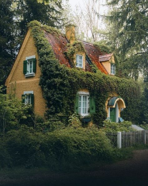 This Ivy House - delta-breezes: Michael Kagerer British Cottage, Fairytale House, Castle Home, English Country Cottage, Fairytale Cottage, Ivy House, Gorgeous Houses, Beautiful Home Designs, Dream Cottage