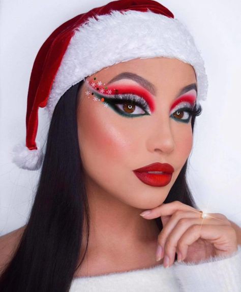 The Merriest Christmas Makeup Looks to Recreate This Season | Fashionisers© Christmas Elf Makeup, Holiday Makeup Christmas, Holiday Eye Makeup, Christmas Makeup Looks, Christmas Party Makeup, Christmas Makeup Ideas, Christmas Makeup Tutorial, Xmas Makeup, Christmas Eyeshadow