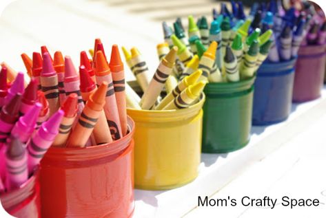 "One of my favorite things in the Montessori classroom is the way they set out their art materials as though they are something to be treasured and displayed." Love this crayon holder made from fruit cup tins! Crayon Storage, Crayon Organization, Spearmint Baby, Diy Crayons, Recycled Tin Cans, Crayon Holder, Art Supply Organization, Recycled Tin, Food Decor