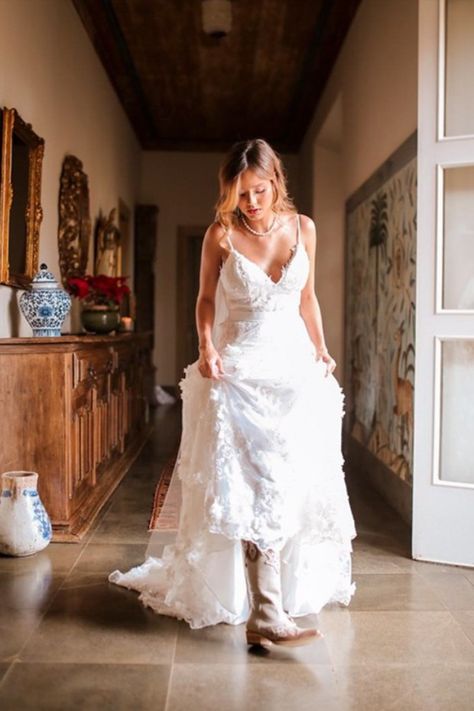 Ensaio de casamento com temática rural foi compartilhado pelos noivos (Foto: Ackley Serrano/ Divulgação) Sleeveless Wedding Dress, Lace Wedding, Wedding Dresses Lace, White Dress, Wedding Dress, Lace, White, Instagram