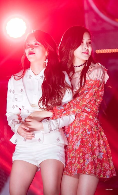 TWICE’s Chaeyoung and BLACKPINK’s Chaeyoung (Rosé) #twice #blackpink #chaeyoung #rosé Blackpink Twice, Kpop Couples, Chaeyoung Twice, Jennie Lisa, Rosé Blackpink, Kim Jisoo, Blackpink Photos, Blackpink Fashion, Blackpink Rose