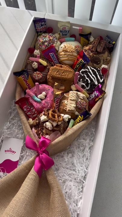 Dessert Gift Basket, Donuts Ideas, Treat Boxes Diy, Candy Bar Bouquet, Wrapping Tips, Donut Decorating Ideas, Food Bouquet, Donut Gifts, Candy Bouquet Diy