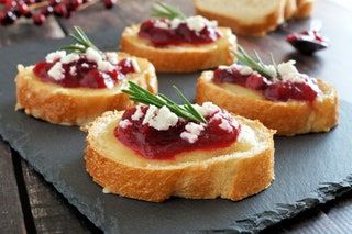 Cranberry Crostini, Mini Antipasti, New Appetizers, Canadian Dishes, Holiday Catering, Maple Syrup Recipes, Feast Mode, Cranberry Relish, Christmas Dinner Menu