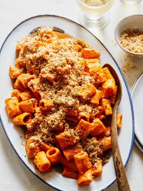 Romesco Sauce Rigatoni with Buttered Parmesan Herb Breadcrumbs Pasta Vegetarian, Spoon Fork Bacon, Pasta Easy, Cooking Pasta, Recipe Pasta, Vegetarian Pasta Recipes, Romesco Sauce, Food Pasta, Pepper Pasta