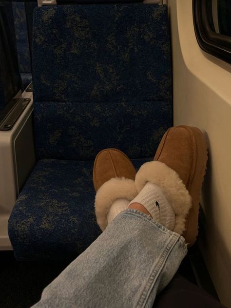 Ugg Slides Aesthetic, Ugg Slipper Aesthetic, Grey Ugg Slippers Outfit, Ugg Cozy Slippers Outfit, Ugg Slippers Aesthetic, Ugh Slippers Outfits, Slipper Aesthetic, Ugg Slides Outfit, Slipper Uggs