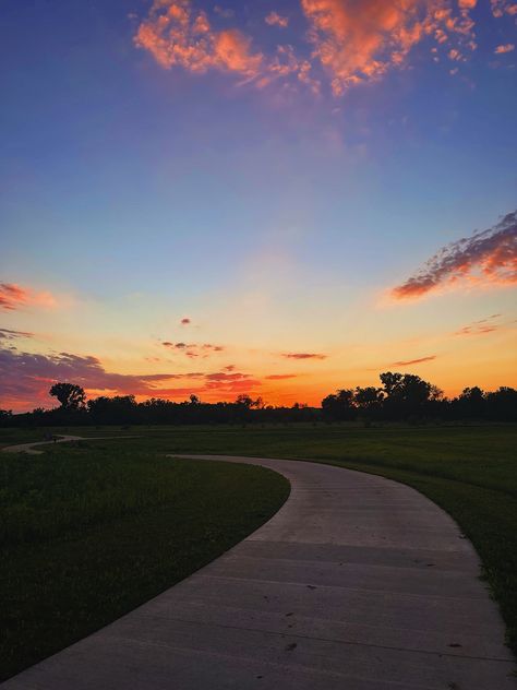 Aesthetic Sunset Picture On Walking Trail Park Oarnge Sunset Trees Nature Sunset Oudoorsy Aesthetic Instagram Pic For Sunset Feed Park Walks Aesthetic, Park Trail Aesthetic, Trails Aesthetic, Zepeto Background Sunset, Walking Background, Sunrise Walks Aesthetic, Walking Trails Aesthetic, Walking Asthetic Pic, Walk Photography