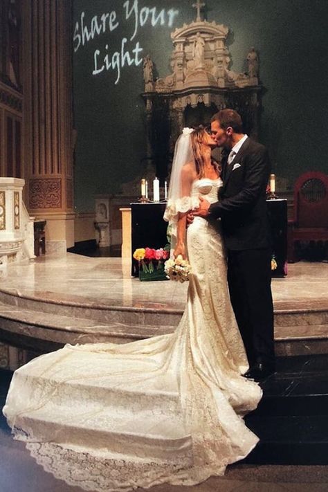 We’ve Been All Wrong About Gisele Bündchen’s Wedding Dress For Years Helen Rose, Tom Brady And Gisele, Vera Wang Gowns, Wedding Dress Backs, Jamie Lynn Spears, Celebrity Bride, Shanina Shaik, Bianca Jagger, Iconic Weddings