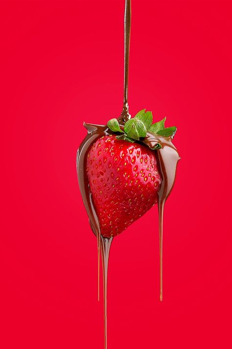 @behance Food photography for an icecream packaging. Flying fruit and sauces Fruit Composition Photography, Strawberry Food Photography, Fruits Photography Creative, Flying Food Photography, Strawberry Photography, Fruits Photography, Food Photography Fruit, Food Photography Ideas, Flying Photography