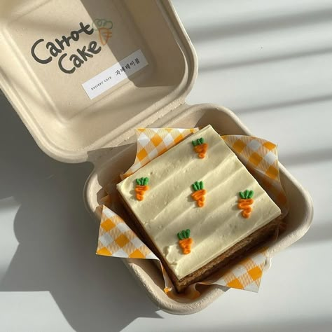 Pastelitos Aesthetic, Postres Aesthetic, Carrot Cake Dessert, Lunch Box Cakes, Lunchbox Cake, Minimalist Cakes, Lunch Box Cake, Box Cakes, Pastel Cupcakes