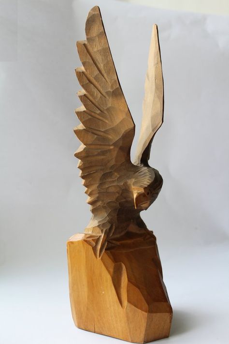 Wooden Eagle, Ice Carving, Hand Made Wood, Bead Weaving Tutorials, Chainsaw Carving, Bird Sculpture, Whittling, Table Ideas, Soviet Union