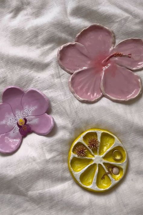 Small Airdry Clay Crafts, Flower Pottery Design, Cermanics Ideas Aesthetic, Pottery Easy Ideas, Easy Pottery, Flower Clay, Clay Diy Projects, Pottery Painting Designs, Clay Crafts Air Dry