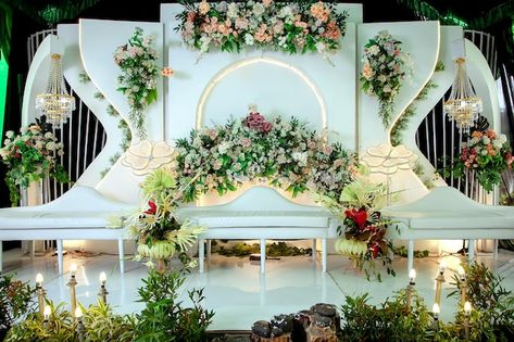 Decorations, indonesia. simple but looks... | Premium Photo #Freepik #photo #wedding-stage #wedding-decor #wedding-event #wedding-venue Simple Stage Design, Hindu Wedding Stage, Stage Wedding Decor, Simple Wedding Stage, Wedding Decoration Pictures, Stage Decoration Photos, Hindu Wedding Decorations, Dekorasi Wedding, Wedding Decorations Pictures