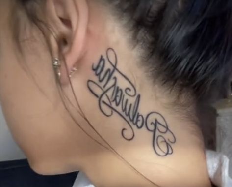 Names Tattoo Ideas For Women Neck, Face Name Tattoos For Women, Name Face Tattoos For Women, Womans Neck Tattoos, Boyfriend Name Tattoos For Women On Neck, Face Name Tattoo, Name Neck Tattoo For Women, Name Tattoos Neck, Money Tattoos Women