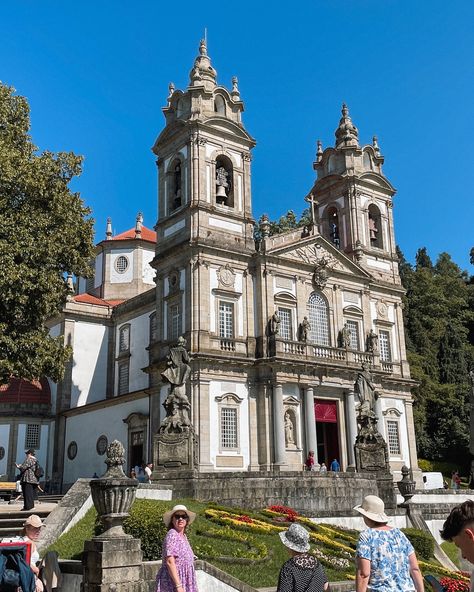 • Braga, Portugal • Uma pequena cidade com grandes construções medievais, e muita preservação da arquitetura local. . #arquitetura #viagem #portugal Braga Portugal, Portugal