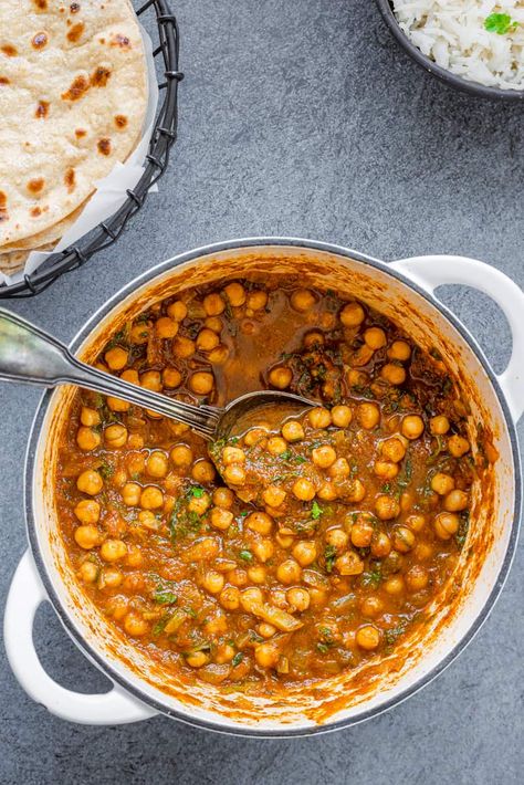 Chana Saag, Saag Recipe, Chana Recipe, Chickpea And Spinach Curry, Curry In A Hurry, Quick Family Dinners, Indian Side Dishes, Curry Ingredients, Garlic Uses