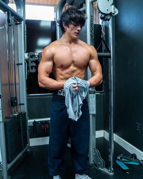 Gabe Deutsch girl friend Gabe Deutsche Gym, Kai Greene Workout, Toji Fushiguro Physique Workout, Eren Yeager Physique, Gym Schedule, Weekly Workout Routines, Arnold Press, Preacher Curls, Military Physique