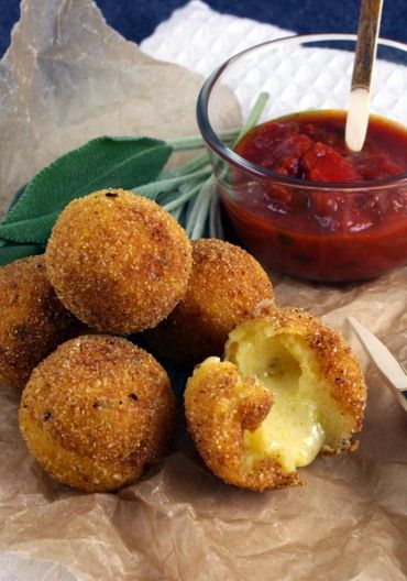 Polenta Fritta, Party Cooler, Polenta Recipes, Fried Food, Polenta, Finger Food, Appetizer Snacks, Dumplings, Savoury Food