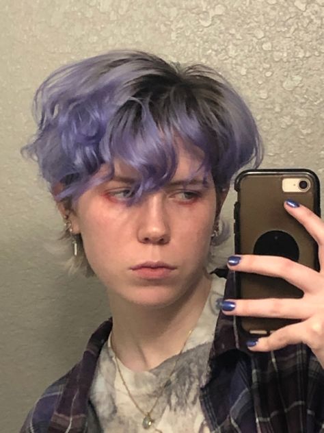 Bright purple hair and outfit with red eyeliner Boy Dyed Hair, Purple Hair Guy, Purple Hair Men, Men Purple Hair, Short Lavender Hair, Cortes Aesthetic, Boys Dyed Hair, Purple Black Hair, Periwinkle Hair