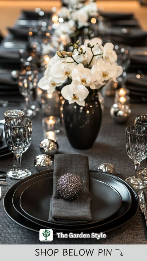 Opt for simple wreaths, wooden stars, and minimalistic garlands. White fairy lights and candles create a peaceful ambiance. Black Thanksgiving Table, Elegant Thanksgiving Tablescapes, Table Settings For Thanksgiving, Simple Wreaths, Christmas Dining Table Decor, Black Tablecloth, White Fairy Lights, Yellow Candles, Blue Tablecloth