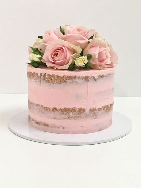 Roses On Top Of Cake, Naked Cakes With Flowers, Cake With Roses On Top, Garden Cake Design, Pink Naked Cake, Naked Cake Design, Naked Cake Birthday, Cake With Fresh Roses, Birthday Cake Roses