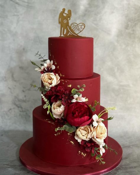 Red Elegant Cake, Burgundy Cake Wedding, Red Wedding Cake Elegant, Red And Gold Wedding Cake, Wedding Cake Elegant, Red Wedding Cake, Navy And Burgundy Wedding, Wedding Cake Navy, Burgundy Wedding Cake