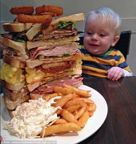 Gigantwich: The giant sandwich is built around six thick slices of bread and is crowned with three extra large onion rings. On the side, there is a large portion of chips and a huge pile of coleslaw Wild Burger, Big Sandwich, Man Vs Food, Extreme Food, Big Burgers, Giant Food, Bbq Pulled Pork, Moroccan Food, Food Challenge