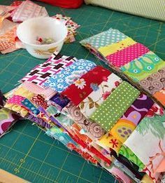 Quilting Fabric Projects, Strip Quilt Patterns, Quilt Blocks Easy, Crumb Quilt, Beginner Quilt, Scrap Fabric Projects, Scrappy Quilt Patterns, Quilt Sewing Patterns, Quilt Square Patterns