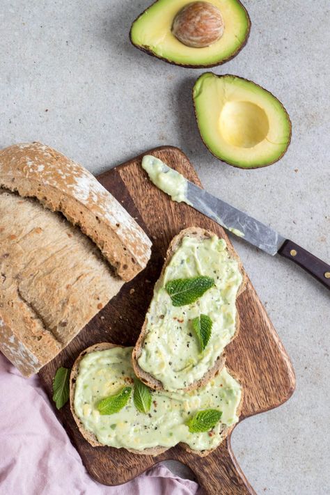 Avocado-yoghurt dip - Zonderzooi - Gezonde recepten - Duurzame lifestyle Avocado Yogurt Dip, Toast Aperitif, Yoghurt Dip, Vegan Spread, Avocado Spread, Tapenade, Healthy Nutrition, Nutrition Recipes, Diet And Nutrition