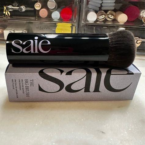 Comment SHOP below to receive a DM with the link to shop this post on my LTK ⬇ https://liketk.it/4N1qj If you love a multitasking brush, then you need The Big Brush by Saie in your collection 💜 #ltkbacktoschool #ltkbeauty #ltkover40 #saie #saiebeauty #saiebigbuffingblender @saiebeauty Realistic Makeup, Essential Makeup Brushes, Essential Makeup, Makeup List, Bronzer Brush, Makeup Stuff, Beauty Room, Big Girl, Girls Makeup