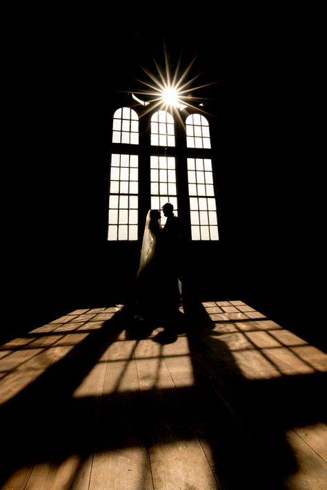 Wedding Photo Silhouette, Wedding Silhouette Photography, Marriage Asthetic Picture, Wedding Photography Castle, Wedding Entrance Photo, Wedding Car Deco, Low Key Photography, Pre Wedding Photoshoot Outfit, Photo Window