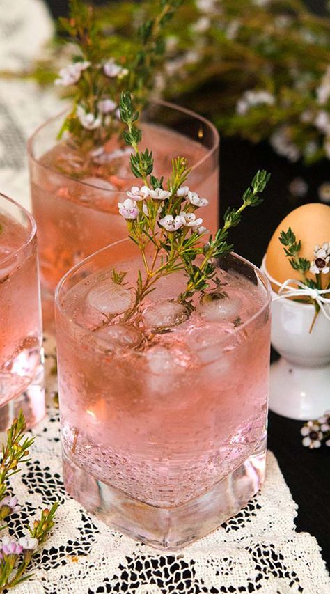 What pretty pink cocktails! These gin and tonics are so feminine, so gently spiced, delicately herbal and lightly floral. They're perfect for Easter, a baby shower, bridal shower or elegant brunch. Tonic Cocktails, Easter Drink, Easter Cocktails, Cocktail Gin, Pink Cocktails, Pink Gin, Brunch Cocktails, Munnar, Fancy Drinks