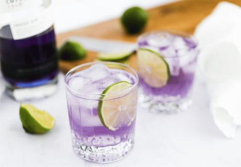 Purple Gin, Gin Drink Recipes, Purple Cocktails, Gin Cocktail Recipes, Gin Drinks, Gin Cocktail, Lime Soda, New Roots, Gin Cocktails