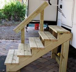 He step is an integral part of the RV. At times, the distance between the ground and your RV can be uncomfortable to climb up and down. Enter and exit your RV safely and reach tough places in RV with steps.  ..........    #diy #fifthwheel #portable #stairs #ideas #wooden #remodel #howtobuild #covers Free Standing Stairs Diy, Free Standing Steps Diy, Wooden Steps Outdoor, Mobile Home Stairs, Mobile Home Steps, Platform Steps, Diy Stairs Outdoor, Stairs Makeover Design, Oberirdischer Pool