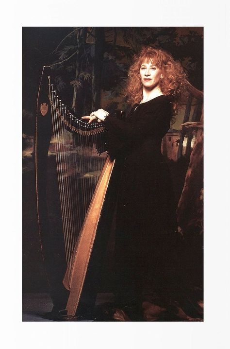 Loreena McKennitt - a delightful and lovely lady Loreena Mckennitt Style, Loreena Mckennitt, New Age Music, Dark Romantic, Celtic Woman, Celtic Music, Pre Raphaelite, Music Images, Essential Oil Diffuser Blends