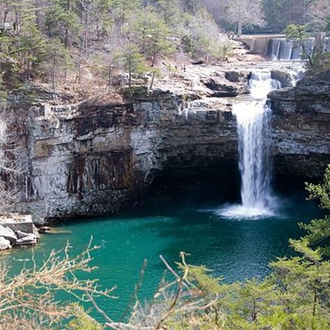 Alabama's popular DeSoto Falls is easy to access making it great for families. Here are the best ways to see this 107-footer for yourself. Desoto Falls Alabama, Desoto State Park Alabama, Desoto Falls, Summer Places, Fall Picnic, Autumn Lake, River Trail, Picnic Spot, Small Waterfall