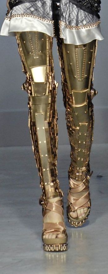 Balenciaga Steampunk Leggings, Punk Leggings, Weird Fashion Trending, Detail Couture, Balenciaga Spring, Weird Fashion, Futuristic Fashion, Cat Walk, Dieselpunk