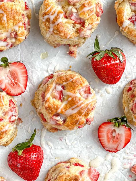 Strawberry Biscuits with Vanilla Glaze - But First We Brunch! Strawberry Brunch, Banana Biscuits, Strawberry Biscuits, Banana Cake Recipe Easy, Breakfast Favorites, Strawberry Scones, Strawberry Breakfast, Baking Goods, Banana Cake Recipe