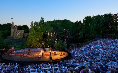 Delacorte Theater, Shakespeare in the Park Open Air Theatre, Summer In Nyc, Nyc Bucket List, Shakespeare In The Park, Public Theater, Open Air Theater, Voyage New York, Nyc Summer, Central Park Nyc